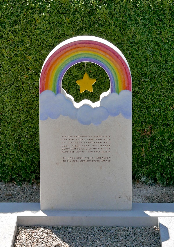 Kindergrabmal mit Regenbogen und Stern