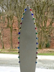 Grabdenkmal mit Glaskugeln